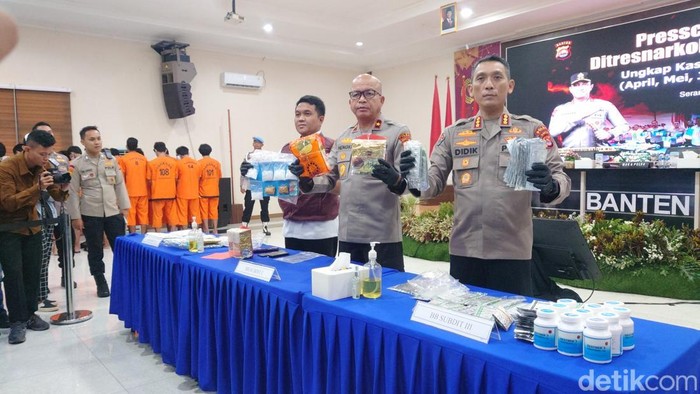 Polda Banten menangkap 61 pengedar hingga pengguna narkoba selama April-Juni 2025 (M Iqbal/detikcom)