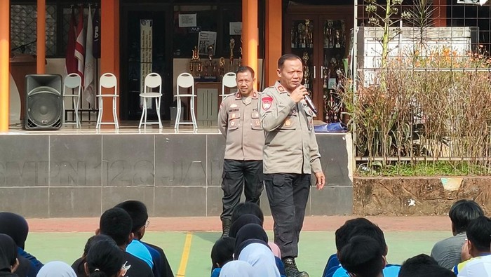 Polda Metro Jaya memberikan penyuluhan kepada pelajar SMP Negeri 128 Jakarta di Halim Perdanakusuma, Jaktim.