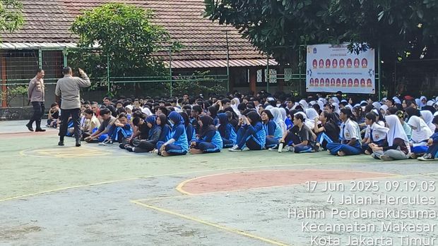 Polda Metro Jaya memberikan penyuluhan kepada pelajar SMP Negeri 128 Jakarta di Halim Perdanakusuma, Jaktim.