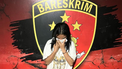 Polisi menangkan wanita muda muncikari yang menjual anak-anak ke pria hidung belang di Dompu, NTB, Senin (16/6/2025).