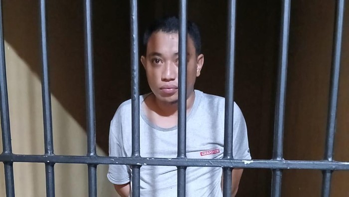 Pria berinisial AM (28) berada di balik jeruji sel Polsek Lau usai membobol brankas kantor perusahaan Rp 85 juta tempat pacarnya bekerja.
