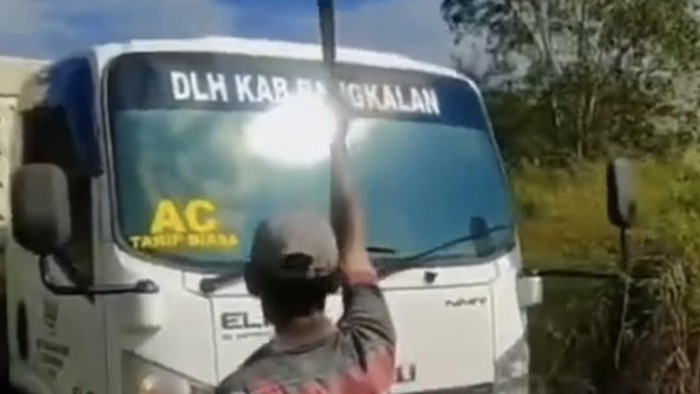 Pria di Bangkalan nekat mencegat truk sampah milik Pemkab Bangkalan sambil bawa golok.