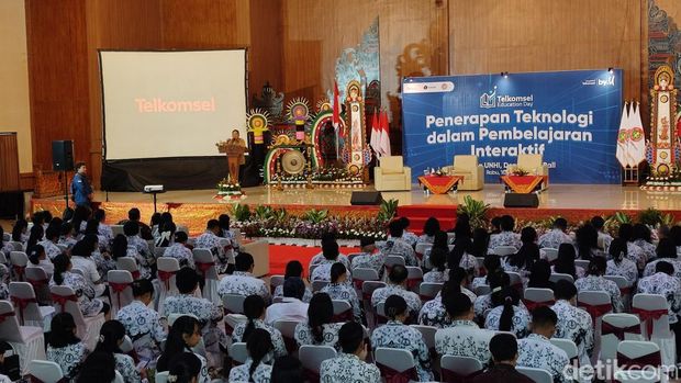 Rai Mantra saat memberikan materi dalam kegiatan penerapan teknologi dalam pembelajaran interaktif