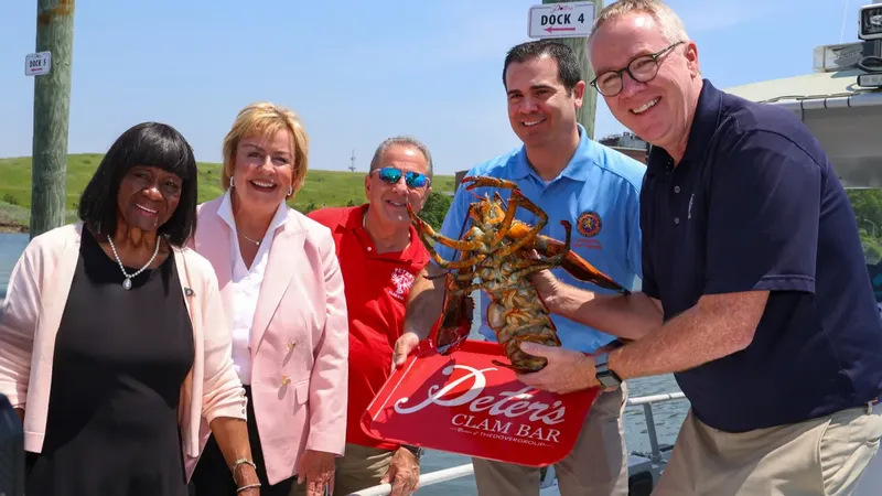 Resto Ini Lepaskan 'Maskot' Lobster Berusia 110 Tahun ke Laut