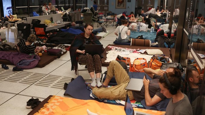 Rudal Iran Bombardir Israel, Warga Ngumpet di Stasiun Bawah Tanah People rest inside an underground train station used as a shelter amid rounds of missile attacks from Iran to Israel in recent days, in Ramat Gan, Israel June 17, 2025. REUTERS/Ronen Zvulun