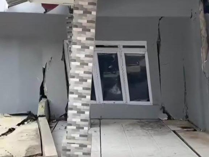 Rumah rusak akibat pergerakan tanah di Desa Pangadegan