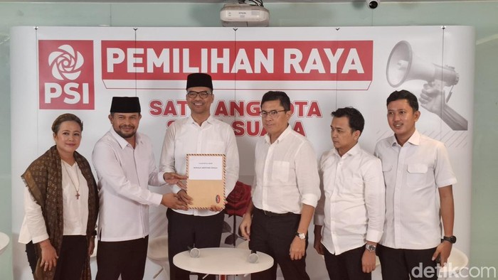 Salah satu kader Partai Solidaritas Indonesia (PSI) Ronald A. Sinaga resmi mendaftarkan diri sebagai calon ketua umum (Brigitta Belia/detikcom)