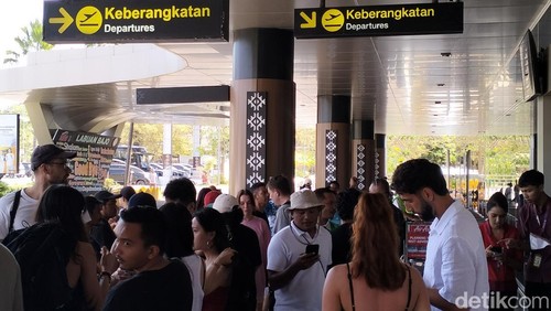 Sejumlah wisatawan mancanegara tertahan di Bandara Internasional Komodo, Labuan Bajo, karena pembatalan penerbangan akibat erupsi Gunung Lewotobi Laki-laki, Rabu (18/6/2025). (Foto: Ambrosius Ardin/detikBali)