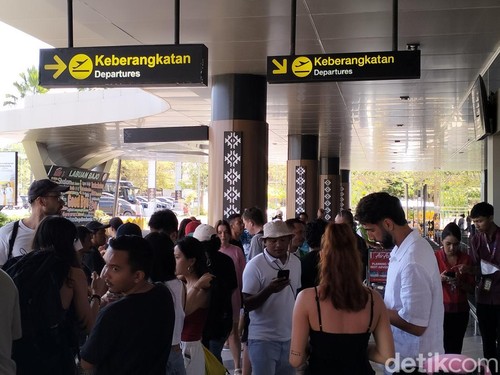 Sejumlah wisatawan mancanegara tertahan di Bandara Internasional Komodo, Labuan Bajo, karena pembatalan penerbangan akibat erupsi Gunung Lewotobi Laki-laki, Rabu (18/6/2025). (Foto: Ambrosius Ardin/detikBali)