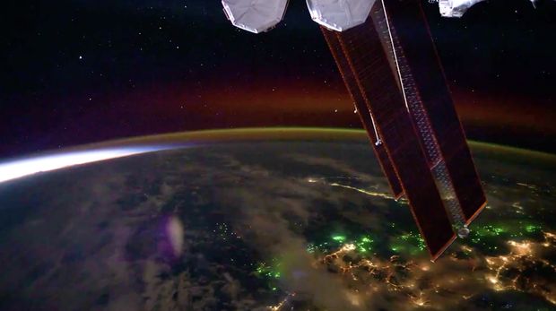 Seorang astronot mengabadikan momen aurora berkilauan dari luar angkasa yang dibagikan pada sosial media X pribadinya. (X/@JonnyKimUSA)