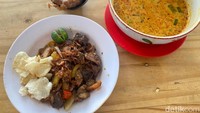 Jenis soto yang disajikan di Soto Bang Ebet adalah soto khas Betawi. Kuahnya campuran antara santan dan susu, jadi terasa gurih. Foto: detikfood