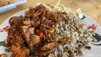 Menu nasi goreng racikan Soto Bang Ebet juga sayang dilewatkan. Porsi nasi gorengnya juga terbilang besar, bisa dinikmati 1-2 orang. Foto: detikfood
