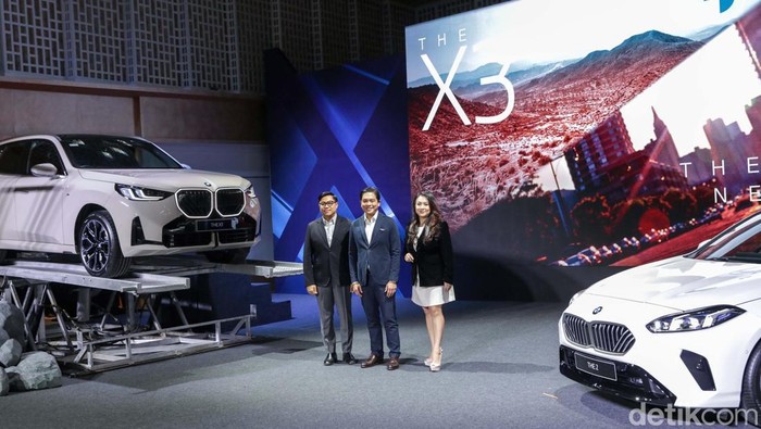 President Director BMW Group Indonesia Peter Madalla (tengah) didampingi Director Of Communications Jodie Otania (kanan) dan Director Of Marketing Bayu Riyanto (kiri) berpose diantara mobil BMW The New 2 Gran Coupe M Sport dan The New BMW X3 saat peluncuran dua model BMW terbaru di Jakarta, Rabu (18/6/2025). BMW Group resmi meluncurkan dua model mobil BMW yaitu generasi keempat Sport Activity Vehicle (SAV) X3 yang dijual dengan harga Rp1,3 miliar dan The 2 Series Gran Coupe M Sport dengan harga Rp918 juta.