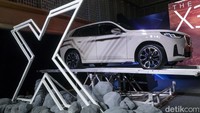BMW X3 terbaru ini merupakan generasi keempat yang mengisi segmen kategori Sports Activity Vehicle (SAV). BMW X3 bertarung di segmen midsize premium, SAV tersebut hadir dengan tampilan lebih sporty.