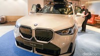 Secara dimensi, BMW X3 baru tumbuh lebih besar. Panjangnya kini mencapai 4.755 mm, lebar 1.920 mm, dan wheelbase sepanjang 2.865 mm. Menariknya, tinggi mobil ini justru lebih rendah dari generasi sebelumnya, memberi kesan lebih sporty. Ground clearance-nya yang 216 mm tetap menjamin kapabilitas saat melintasi berbagai medan.