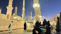 Tak sedikit jemaah yang meneteskan air mata saat harus meninggalkan kota ini. Bukan hanya karena nilai religiusnya, tetapi juga karena kedamaian yang sulit digambarkan dengan kata-kata. Duduk di pelataran Masjid Nabawi, mendengar lantunan azan yang menggema merdu, serta momen berdoa di Raudhah, adalah pengalaman yang menancap kuat di ingatan. Foto: Lusiana Mustinda/detikHikmah