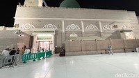 Madinah memberikan ketenangan yang berbeda. Di tengah kesibukan ibadah haji, Madinah menjadi tempat perenungan, menenangkan hati, sekaligus memperkuat spiritualitas sebelum kembali ke Tanah Air. Foto: Lusiana Mustinda/detikHikmah