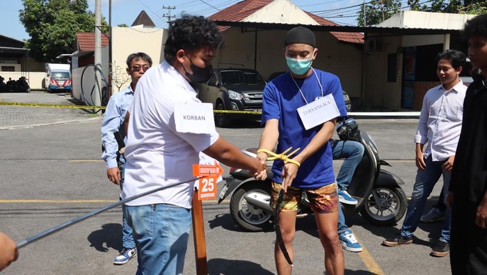 Suasana rekonstruksi kasus duel bercelurit yang menewaskan remaja di Pleret, Bantul, Rabu (18/6/2025).