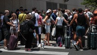 Serangan rudal Iran ke Israel memicu eksodus warga negara asing (WNA) dari berbagai kota, terutama Tel Aviv. Banyak dari mereka dievakuasi menggunakan bus menuju perbatasan Mesir dan Yordania, setelah ruang udara Israel ditutup. (REUTERS/Ronen Zvulun)  