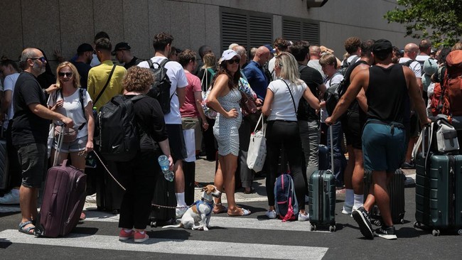 Ramai-ramai Warga Dunia Menanti Dievakuasi dari Israel dan Iran