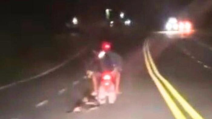 Tangkapan layar dugaan pelaku yang menyeret anjing. Foto: Istimewa