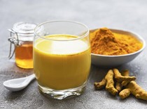 5 Manfaat Minum Teh Kunyit Campur Lada Hitam yang Pedas Berempah