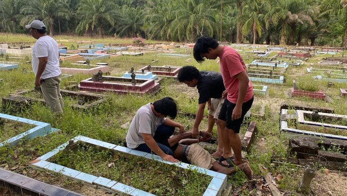 Tersangka pembobol toko di Bangka Barat saat diamankan polisi di TPU.