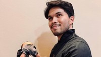Dalam unggahan terbaru dengan jersey Barcelona, Thariq Halilintar menutup wajah anaknya dengan coretan hitam. Setelah itu, ada netizen yang berkomentar jahat banget. Muka baby pasti ada cacat, makanya disembunyikan paras baby napa harus disembunyikan, tulis @Lennyny994. (Foto: dok Instagram)