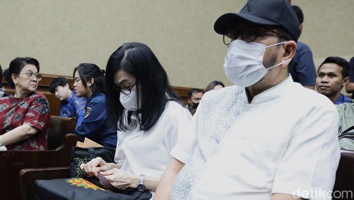 Majelis Hakim Tipikor Jakarta menjatuhkan vonis berbeda terhadap tiga terdakwa kasus suap. Hukuman terberat 16 tahun penjara kepada Zarof Ricar.