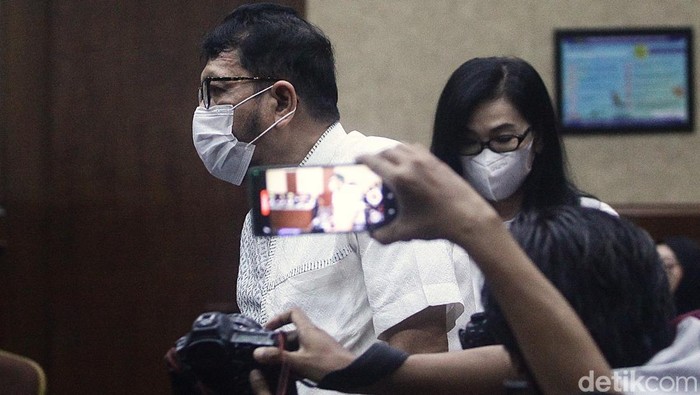Tok! Eks Pejabat MA Zarof Ricar Divonis 16 Tahun Penjara Majelis Hakim Tipikor Jakarta menjatuhkan vonis berbeda terhadap tiga terdakwa kasus suap. Hukuman terberat 16 tahun penjara kepada Zarof Ricar.