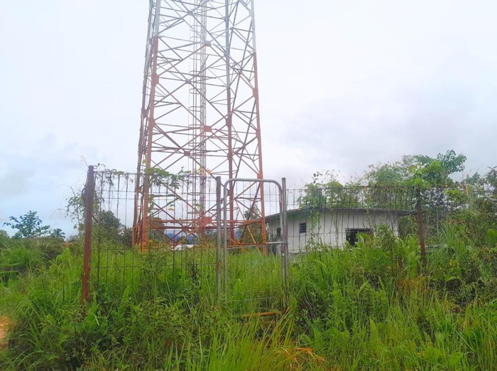 Proyek pembangunan tower Base Transceiver Station (BTS) di wilayah perbatasan Kalimantan Utara (Kaltara) khususnya di Nunukan, hingga kini masih mangkrak. Anggota DPRD Nunukan, Gad Khaleb menilai kondisi ini mencerminkan kurangnya perhatian pemerintah terhadap pembangunan di daerah perbatasan.