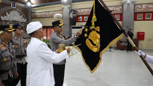 Wakapolda Bali, Brigjen I Komang Sandi Arsana, memimpin penyucian Pataka Polda Bali ‘Sura Dwipa Sarvabhavena’ di Gedung Presisi Polda Bali, Rabu (18/6/2025). (Dok. Polda Bali)