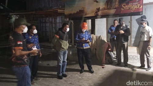 Wakil Bupati Flores Timur  Ignasius Boli Uran saat meninjau lokasi pengungsian erupsi Gunung Lewotobi Laki-laki, Selasa (17/6/2025) malam.