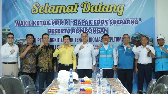 Wakil Ketua MPR RI dari Fraksi PAN Eddy Soeparno meninjau operasional Pembangkit Listrik Terbarukan Biomassa di Deli Serdang, Sumatera Utara.