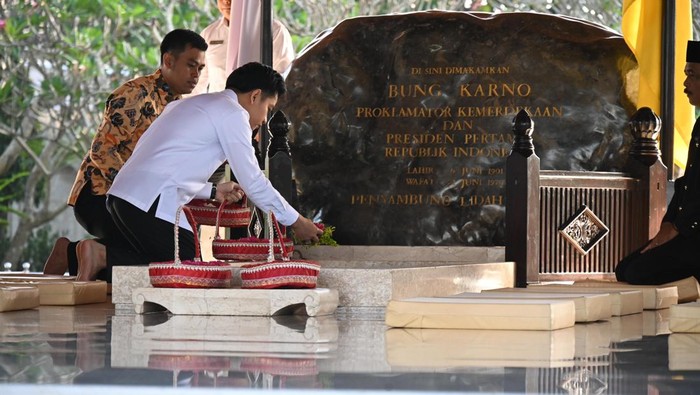 Wakil Presiden (Wapres) Gibran Rakabuming Raka berziarah ke makam Presiden Pertama Sukarno (Bung Karno) di Blitar, Jawa Timur. (Dok Biro Setwapres).
