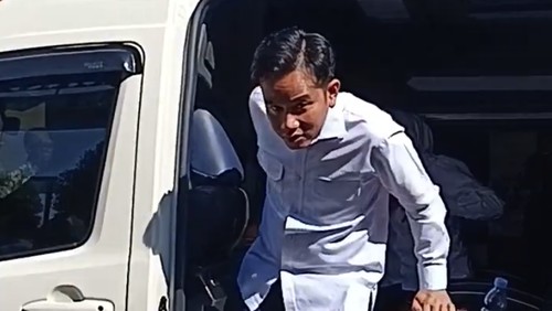 Wakil Presiden (Wapres) Gibran Rakabuming Raka menggunakan Toyota Hiace saat kunjungan kerja di Blitar