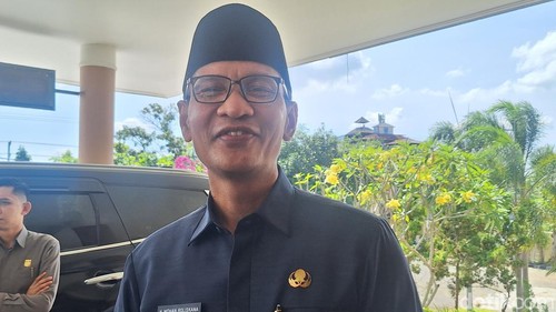 Wali Kota Mataram Mohan Roliskana saat diwawancarai di Kantor DPRD Kota Mataram, Rabu (18/6/2025).
