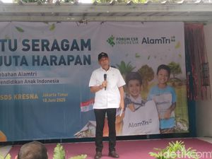 Wamensos Bagikan Seragam Sekolah untuk 10 Ribu Siswa: Semua Harus Sekolah