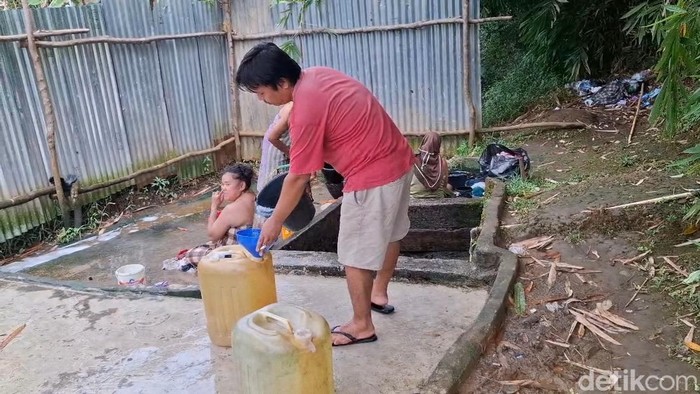 Warga berbondong-bondong mengambil air bersih di sumur umum lantaran krisis air bersih