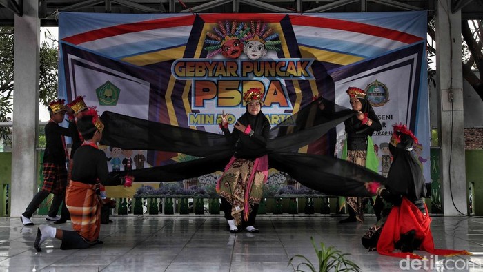 Warna-Warni Kreativitas Siswa di Jakut Meriahkan Kegiatan P5RA Suasana semarak mewarnai kegiatan P5RA di MIN 20 Jakarta Utara. Siswa diajak berkarya, peduli lingkungan, dan membangun karakter berbasis nilai Pancasila.