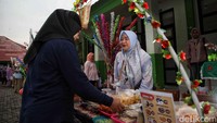 Lapak makanan hasil kolaborasi siswa dan orang tua menyajikan beragam kuliner khas yang mencerminkan kekayaan budaya lokal.