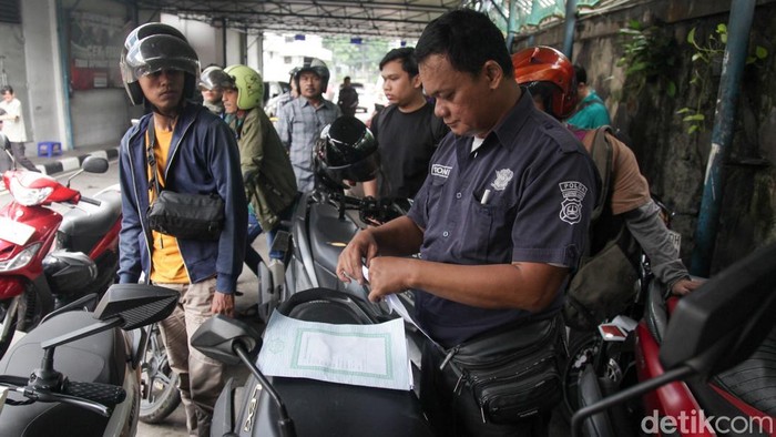 Ada Pemutihan Pajak di Jakarta, Cek Tanggal dan Tempatnya! Pemprov DKI Jakarta kembali menggelar pemutihan denda pajak kendaraan bermotor. Yuk, simak tanggal dan tempatnya.