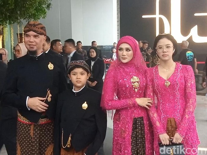 Ahmad Dhani Ahmad Dhani dan Mulan Jameela.