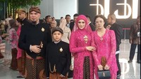 Unduh mantu yang dibuat Ahmad Dhani mengusung tema Royal Javanese Wedding. Dekorasi lokasi unduh mantu kental dengan nunsa Jawa. Foto: Ahsan/detikcom