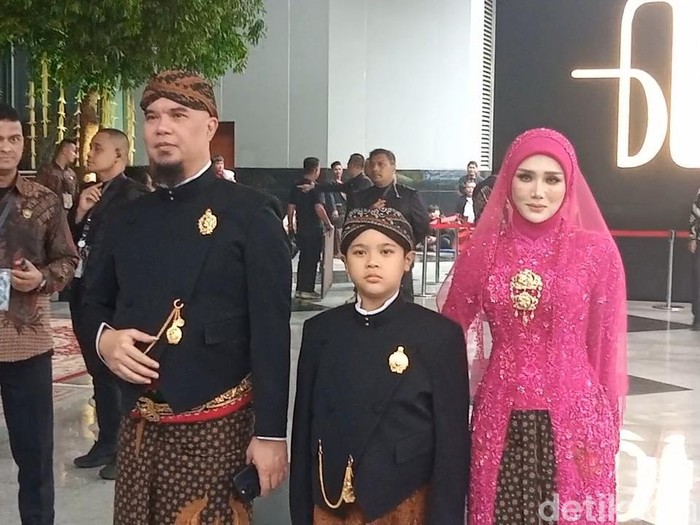 Ahmad Dhani Ahmad Dhani dan Mulan Jameela.