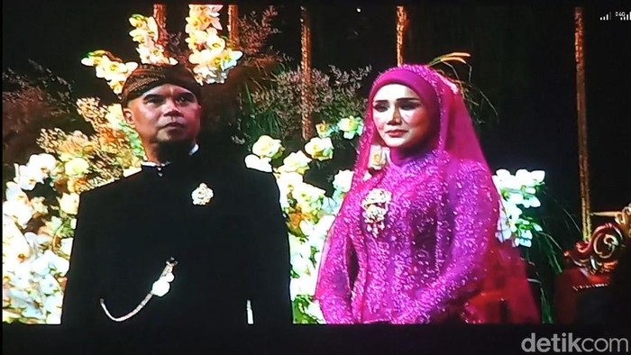 Ahmad Dhani didampingi Mulan Jameela di pelaminan Al.