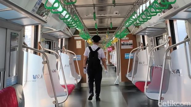 Ainul Yakin menceritakan pengalaman menjadi masinis KRL Jabodetabek selama 10 tahun. Dia bagikan kisah awal mula menjadi masinis hingga hal paling mengesankan. (Kurniawan F/detikcom)
