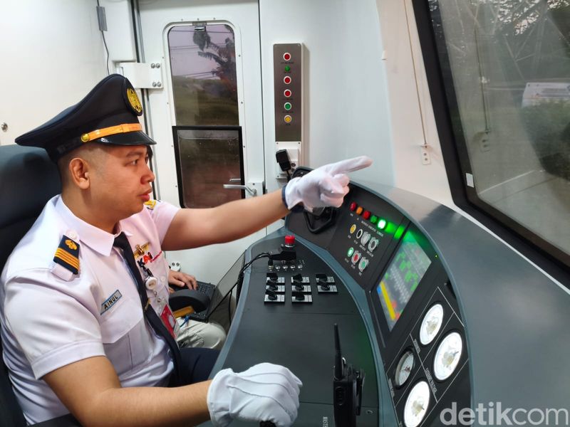 Ainul Yakin menceritakan pengalaman menjadi masinis KRL Jabodetabek selama 10 tahun. Dia bagikan kisah awal mula menjadi masinis hingga hal paling mengesankan. (Kurniawan F/detikcom)