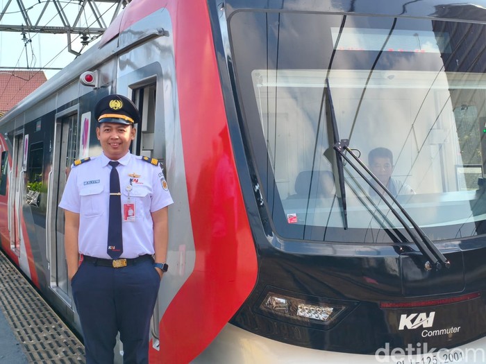 Ainul Yakin menceritakan pengalaman menjadi masinis KRL Jabodetabek selama 10 tahun. Dia bagikan kisah awal mula menjadi masinis hingga hal paling mengesankan. (Kurniawan F/detikcom)