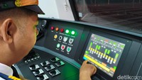 Mas Nul mengecek kondisi seluruh rangkaian, mulai dari mesin, suspensi, roda, sampai cakram rem diperhatikan Mas Nul betul-betul. Kabin masinis pun tak lupa ditengok demi memastikan semua sistem berfungsi. (Kurniawan F/detikcom)